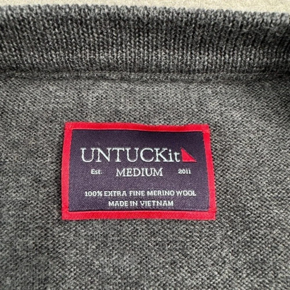 UNTUCKit Mens Spitler Sweater Size Medium‎ Gray V-Neck 100% Merino Wool Pullover